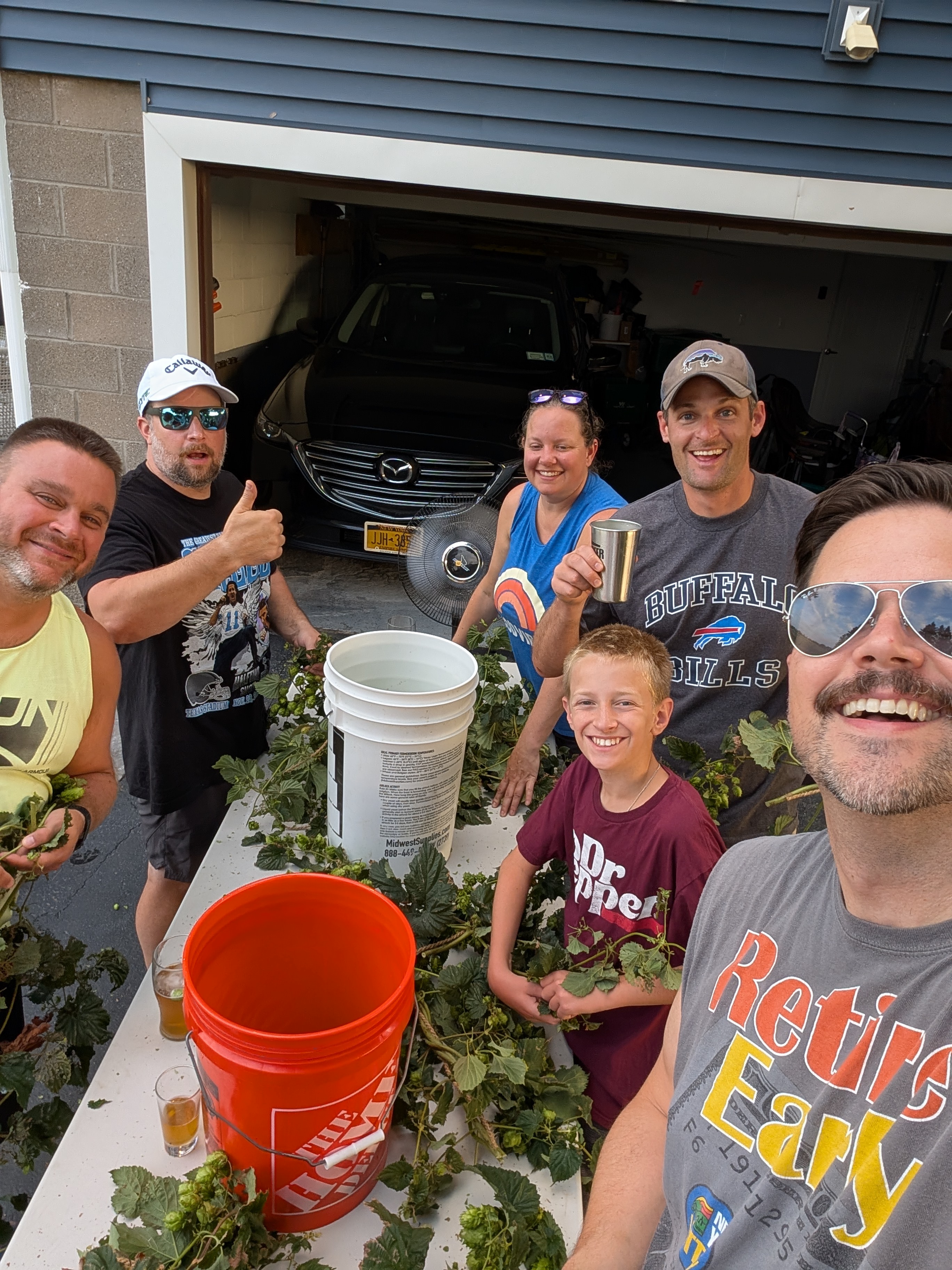 Hop harvest day with friends